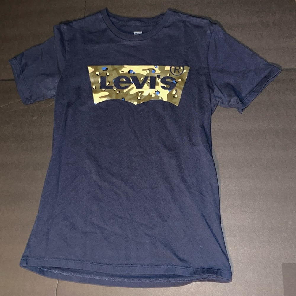 Levi’s Women’s XS navy blue with camo batwing graphic T-shirt